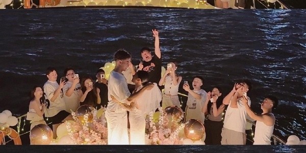 李添荣女友晒被求婚的现场照：爱的故事💐🤍💍 ​​​