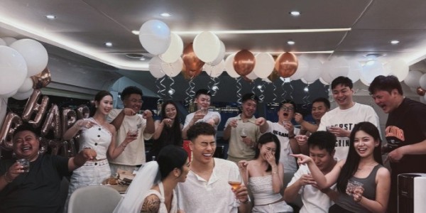 李添荣女友晒被求婚的现场照：爱的故事💐🤍💍 ​​​