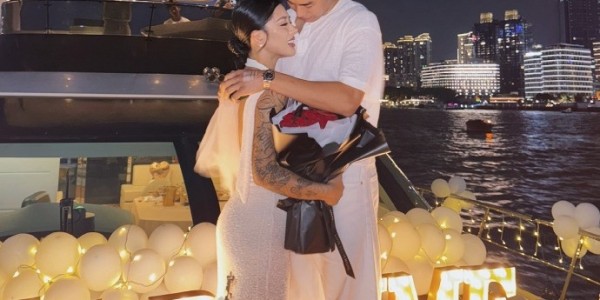 李添荣女友晒被求婚的现场照：爱的故事💐🤍💍 ​​​