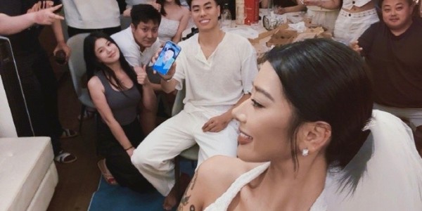 李添荣女友晒被求婚的现场照：爱的故事💐🤍💍 ​​​