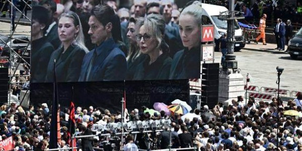 开云体育最新网址-意大利为贝卢斯科尼国葬，米兰球迷送别最伟大主席